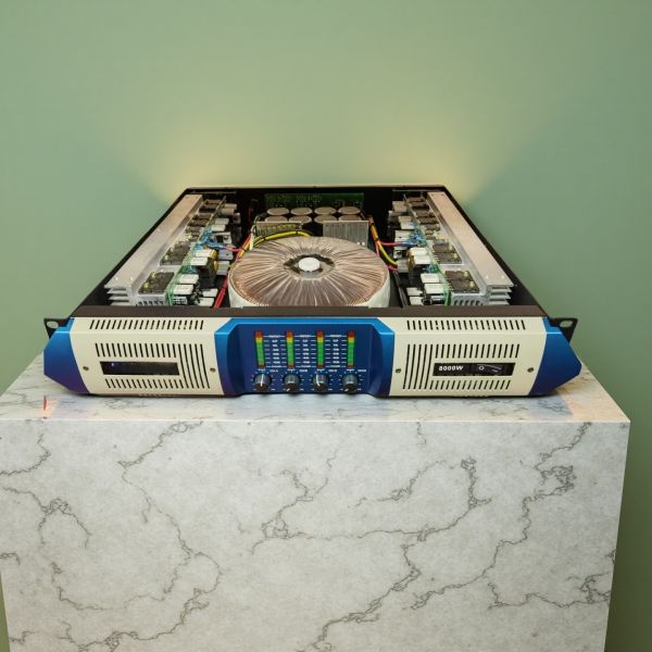 Powerful 4-Channel Amplifier with High Power Output and Versatile Input and