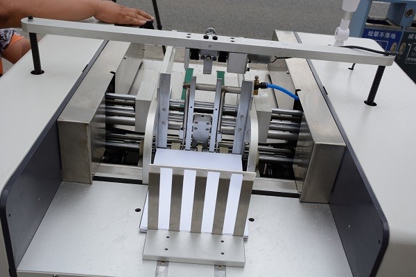 Graphic Books And Menus Mounting Machine