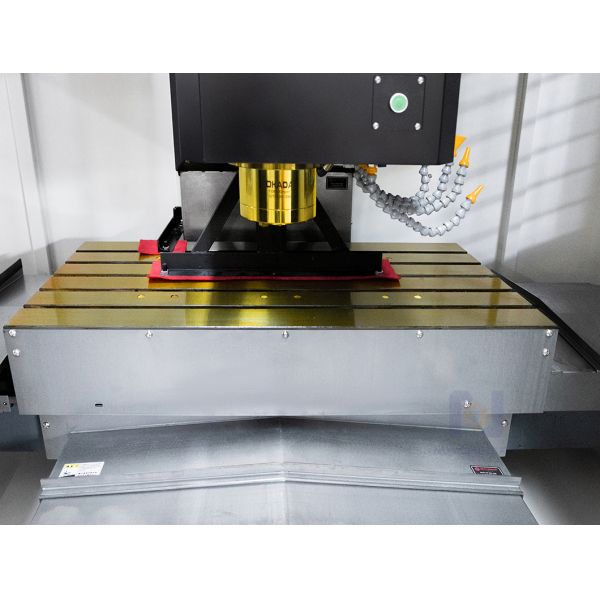 VMC1160 BT40 8000RPM Spindle Vertical Machining Center Customizable for Steel Casting