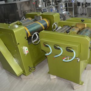 Automatic Lipstick Production Line Lipgloss Three Roller Grinder