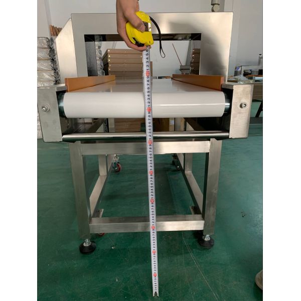 SUS 304 Conveyor Metal Detector Machine For Food Industry High Sensitivity