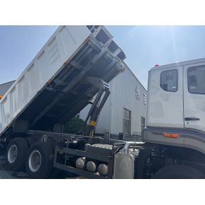 SINOTRUK HOHAN Howo Tipper Dump Truck Middle Lifting Weichai Engine 6 × 4 LHD