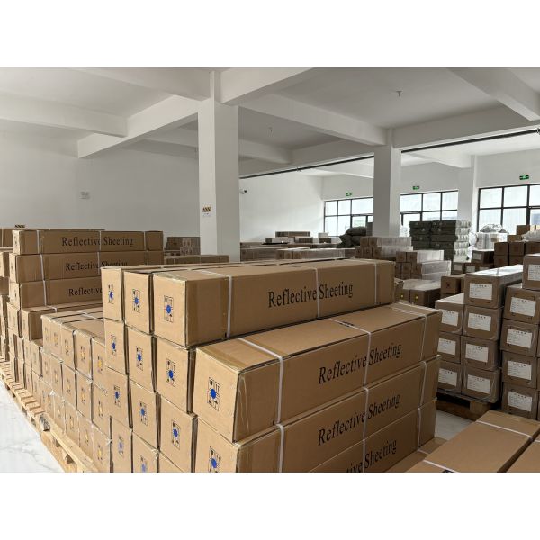 Full-Cube Prismatic Technology Diamond Grade Reflective Sheeting with 10 Years Performance Life for Road Safety