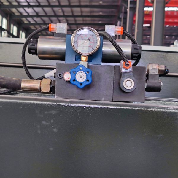 CNC Hydraulic Press Brake 3mm With E21 Controller 5.5Kw 63T 2500mm