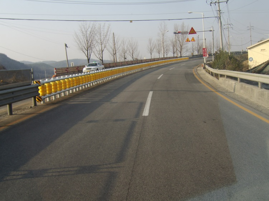 Roadway Traffic Rolling Type Safety Crash Barrier Eva Highway Safety Roller Guardrail