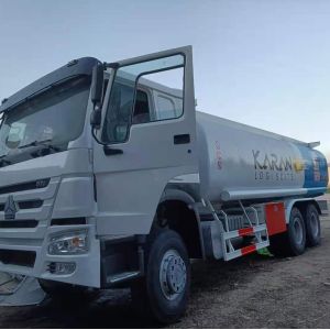 China RHD Old Oil Tanker Truck Howo 371 8x4 Commercial on sale