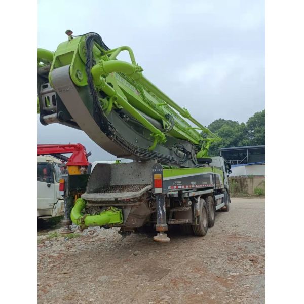 Zoomlion 49m Semi-Dry Truck Mounted Concrete Boom Pump Feeding Height 1540 2018 Model