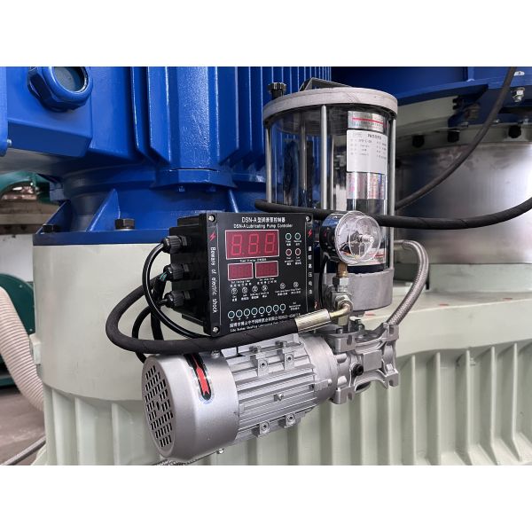 1500-2000Kg/H Ring Die Pellet Machine Lubrication Pump Pellet Fuel Maker