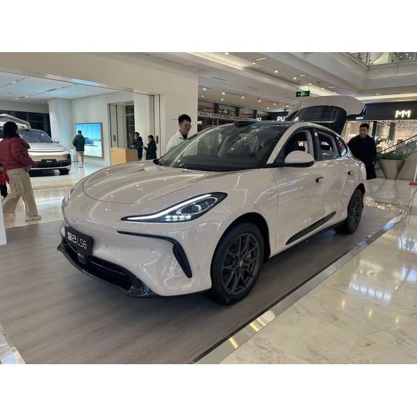 2023 High Power 4WD Zhiji LS6 EV Sports Car with Pure Electric Range of 560-702km