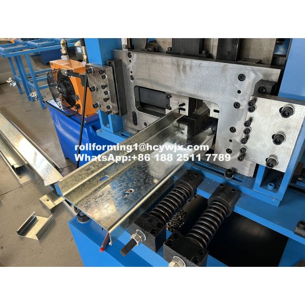 Chain Drive CZ Purlin Roll Forming Machine 14-18 Stations Adjustable Cutting