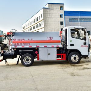 Dongfeng Stainless Steel Tanker Truck Gasoline Mobile Refueling Truck 2200L