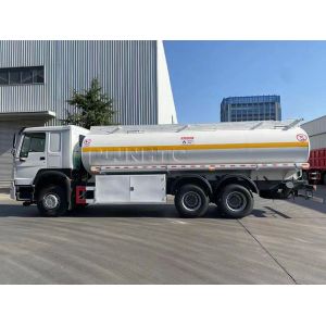 6x4 20000L Sinotruk Howo Tanker Truck 371hp LHD Driving