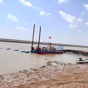 Model 12 Inch Sand Dredger Is Pumping Sand And Selecting Gold In African Rivers