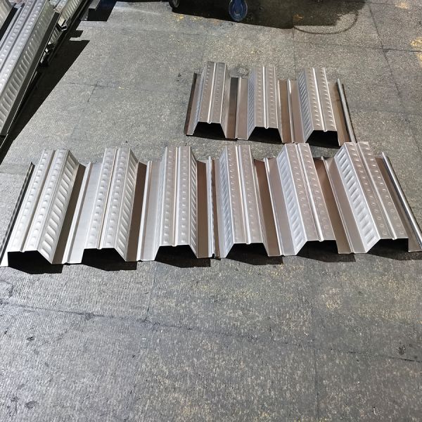 Soffit Panel Metal Deck Forming Machine Deck Roll Former Yt-R7 Drip Edge