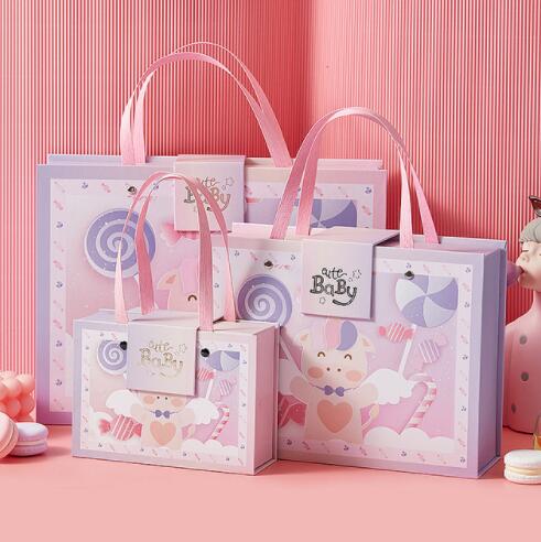 Magnetic Cardboard Gift Packaging Boxes Rectangle Custom Logo With Handle