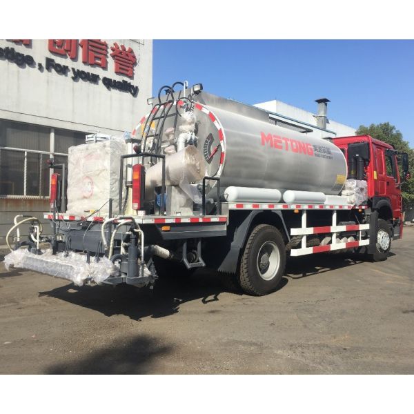 ZZ1167M4611W Asphalt Road Construction Equipment / Bitumen Sprayer Truck