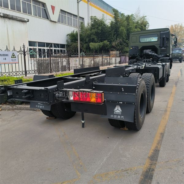 Sinotruk 8x8 All Wheel Drive Heavy Cargo Truck Diesel Fuel Lorry Truck