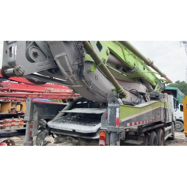 Zoomlion Concrete Batching Plant Truck 35m Concrete Boom Pump Used for Heavy Equipment