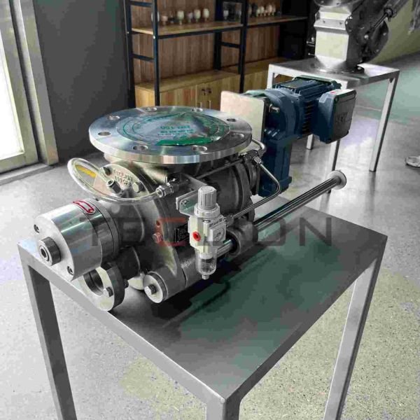 Rotary valve is used for pneumatic conveying, with a detachable rotor and a cleaning type structure