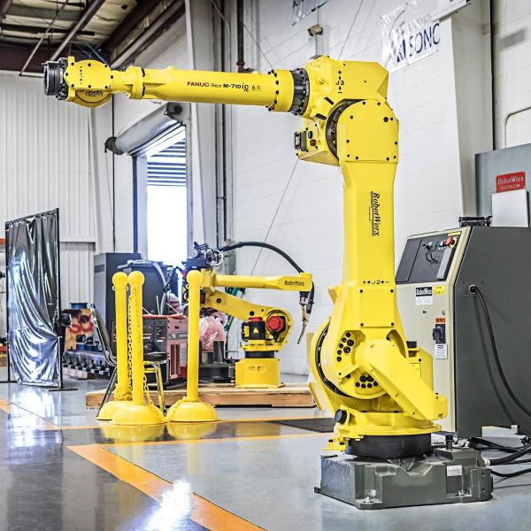 FANUC M-710iC/70 Payload 70kg Pick Up And Package 6 Axis Industrial Robotic Arm
