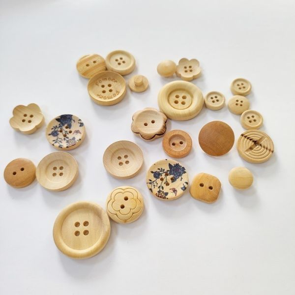 Clothing Accessories 2 Holes 4 Holes Round Laser Engraving Letter Hearts Love Sweater Wood Button for Garment