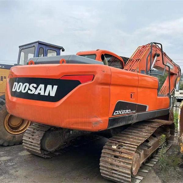 Medium Used Digger Doosan Crawler Excavator with Original Hydraulic Valve in Shanghai