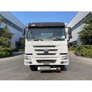 6x4 20000L Sinotruk Howo Tanker Truck 371hp LHD Driving