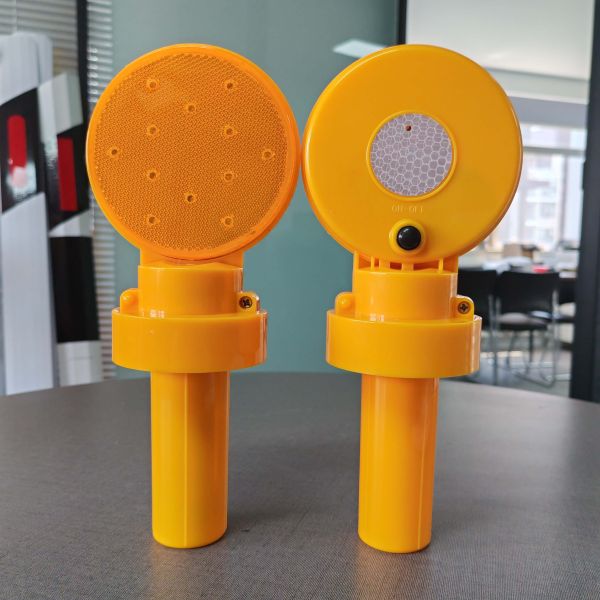 Solar Powered LED Traffic Warning Light with 19cm Diameter and Yellow Flashing Light for Road Safety