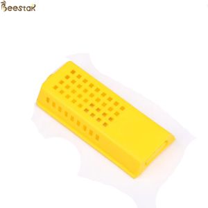 China Beekeeping Queen Rearing Bamboo And Plastic Queen Bee Rearing Cage on sale