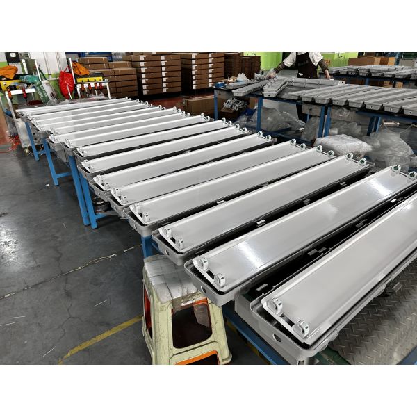 Server openresty Explosion Proof Fluorescent Light Ensuring Safety and