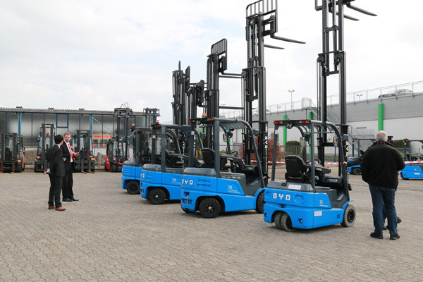 Blue Color 3 Ton Electric Lift Truck With Two Stage Mast Or Three Stage Mast
