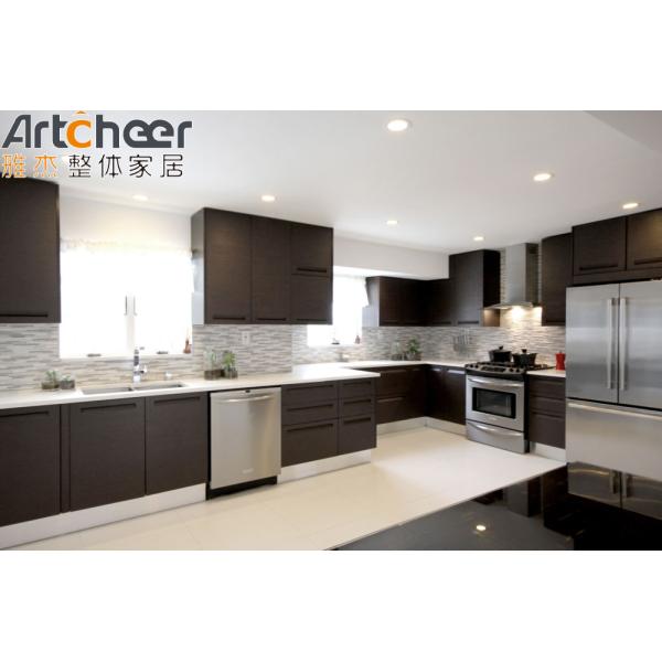 Veneer Finish Dark Brown Kitchen Cabinets with Solid Wood Material and Handless Design