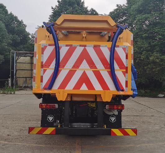 18000KG 220hp LNG Road Sweeper Truck For Large Area Cleaning ZBJ5182TSLNG-P1