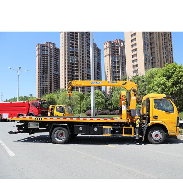 Customized 4X2 Dongfeng Brand Flatbed Tow Wrecker Truck 130HP 4.2 Meters Flatbed Body With 8 Tons Crane