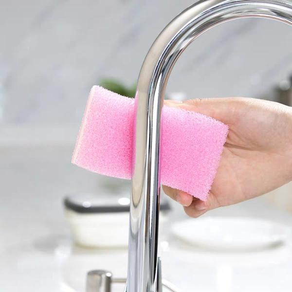 Melamine sponge in use