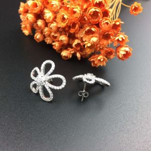 Van Cleef & Arpels 18K White Gold Diamond Flower Ring