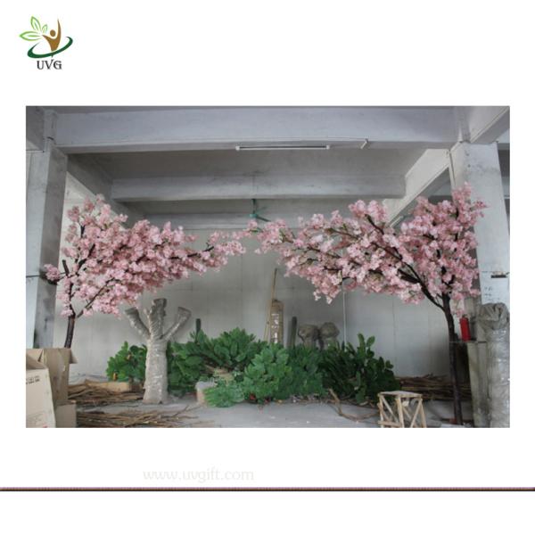 UVG Wooden artificial wedding tree with silk cherry blossom for party stage decoration