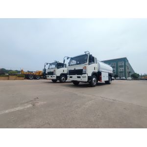 HOWO 4*2 Reliable and Durable 10000L Oil Tanker Truck Manual Transmission Fuel