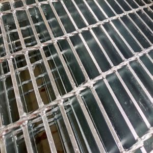 China 32x5mm serrated steel grating heavy duty galvanized walkway platform steel bar grating on sale
