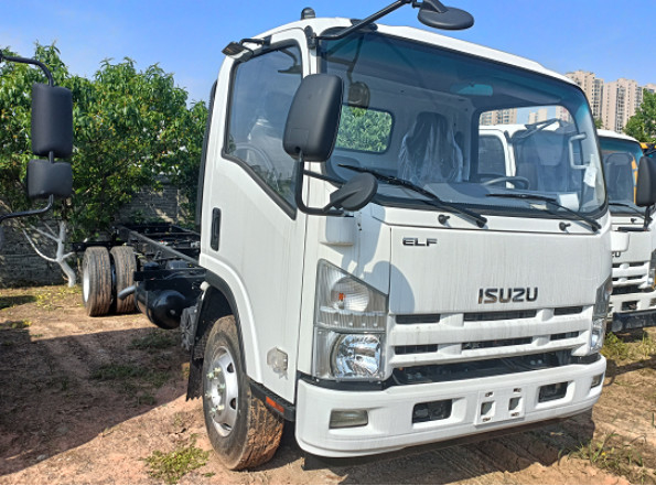 Single Row Cargo Truck Isuzu 10 Tons 4×2 Lorry Truck 5.5 Meters Long Box Euro 4 Flat Cab