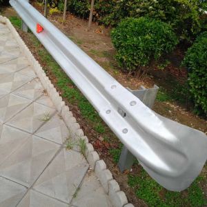 Roadway Safety S235jr Galvanized Steel Highway Guardrail with Steel Fishtail