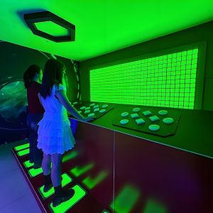 Interactive Push-Button Challenges Featuring Dynamic Construction Tasks