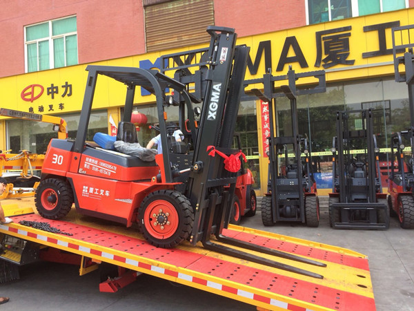 Diesel Power 4 Wheel Forklift Truck , High Capacity Forklift 3000mm Lifting