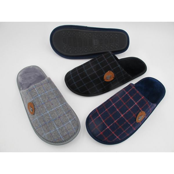 OEM Fashionable Uppers Men's Indoor Outdoor Slippers Anti Slip For Winter