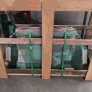 China Sinotruk Howo Truck Spare Door Glass Big AZ1642330060/61 on sale