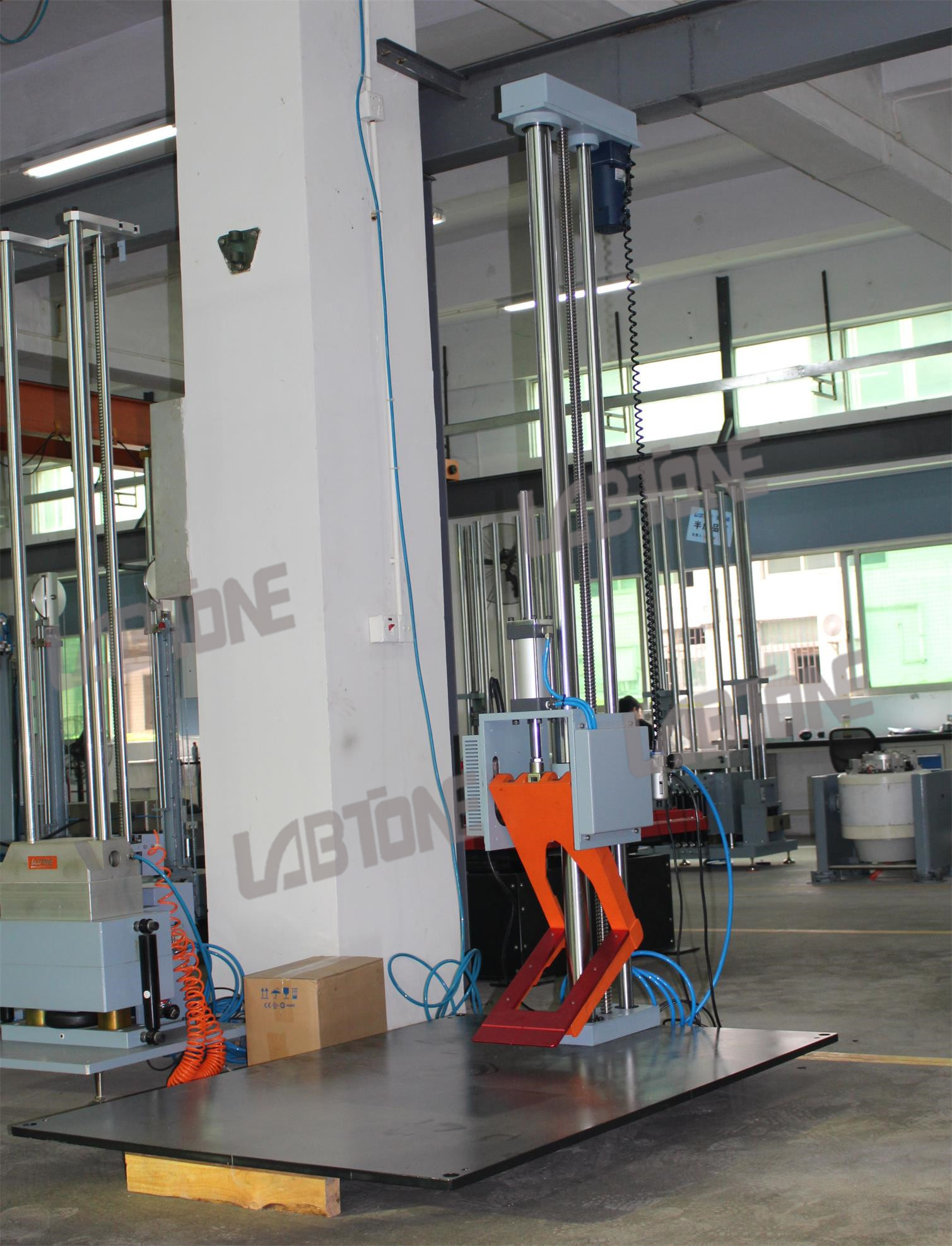 Packaging Drop Test Machine For Carton Impact Test Handle Control Free Fall Drop