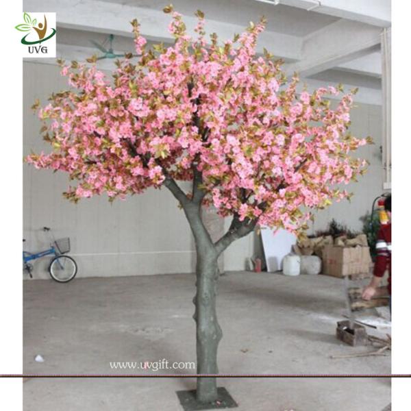 UVG decorative pink peach blossom faux tree in fiberglass trunk for garden decoration