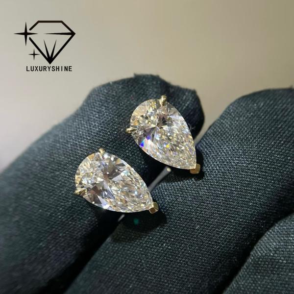 18K Gold Pear Cut Lab Grown Diamond Stud Earrings VVS-VS Clarity