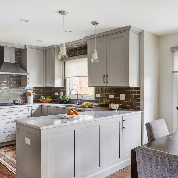 U Shaped White Shaker Lacquer Kitchen Cabinet With Corner Pantry Wall Mounted