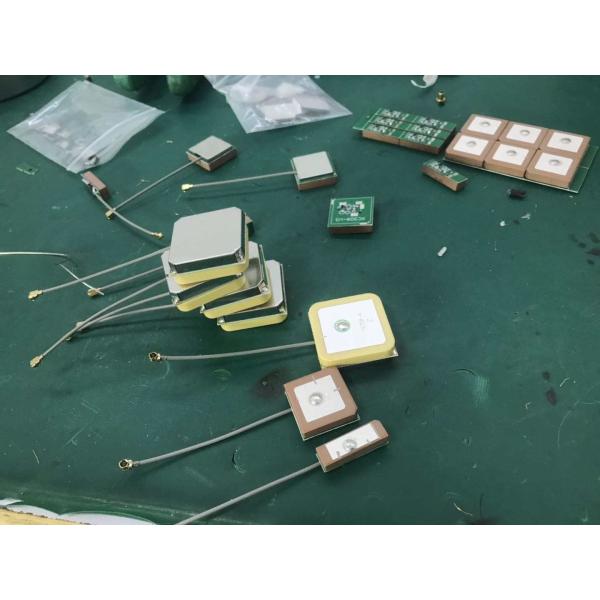 28±3dBi Gain Internal GPS Glonass Beidou Cremic Antenna for Car Navigation System